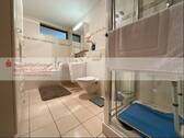 Badezimmer mit Wanne und Dusche - 