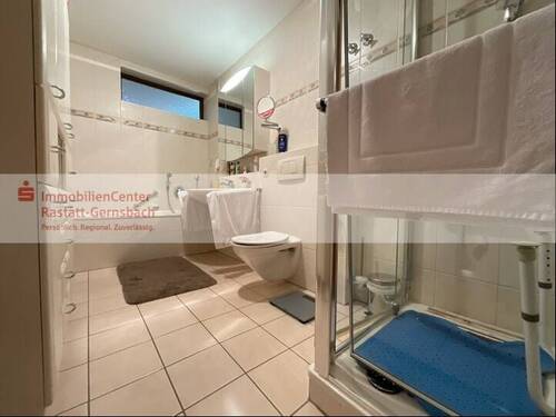 Badezimmer mit Wanne und Dusche - 