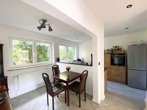 Der offene Küchen- und Essbereich.jpeg - 