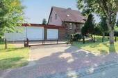 Große Zufahrt zu den Garagen - Einfamilienhaus mit 142,00 m² in Remplin zum Kaufen