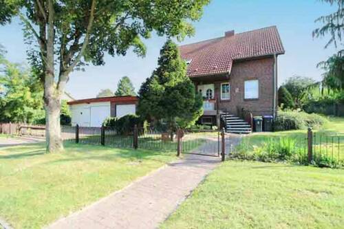 Zugang Haus mit Einfahrt zu den Garagen - 