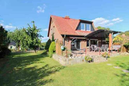 Hausansicht vom Grundstück - 