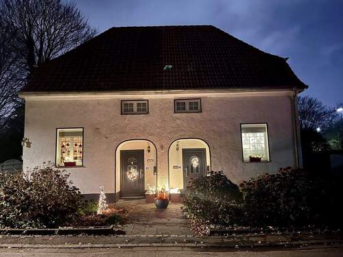 Haus Frontseite beleuchtet - Zwei Doppelhaushälften, freistehend mit Garten. Ideal als Mehrgenerationenimmobilie mit Platzbedarf.