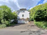 Haus mit zwei Garagen - 
