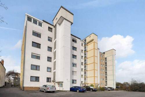 Hausansicht mit Stellplatz - 