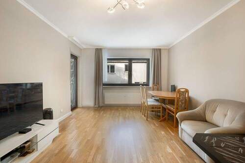 Wohnzimmer - Oberursel-Stierstadt: Modernisierte 3-Zi.-Wohnung mit gutem Grundriss