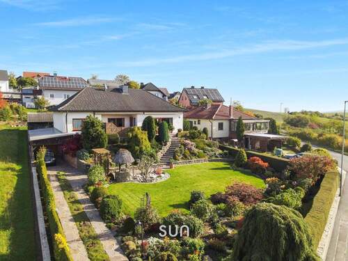 IDYLLISCHER UND GEPFLEGTER GARTEN - 