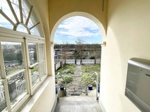 Blick in den großen Vorgarten - 4 Zimmer Etagenwohnung zum Kaufen in Efringen-Kirchen