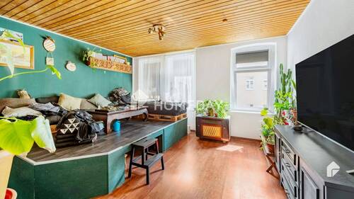 Wohnzimmer 1 - Charmante Altbauwohnung mit Loggia und Garten - Wohnen auf 99 m² im gepflegten Mehrfamilienhaus