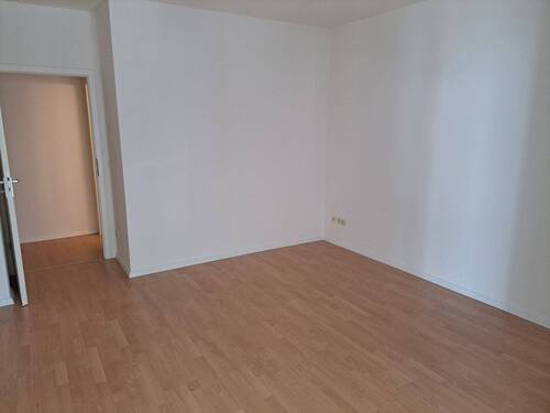 Blick in Wohnzimmer - Etagenwohnung mit 51,00 m² in Groitzsch zur Miete