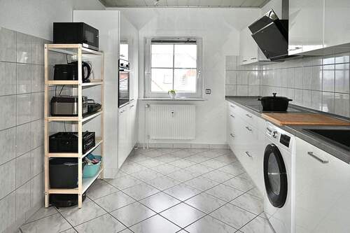 Küche mit Einbauküche - 