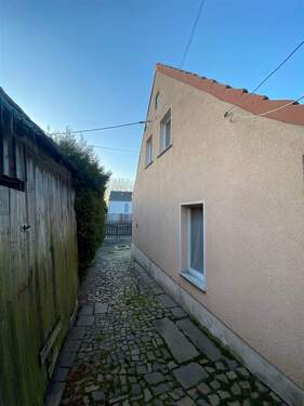 links Verschlag mit Plumsklo - 4 Zimmer Einfamilienhaus in Lossatal