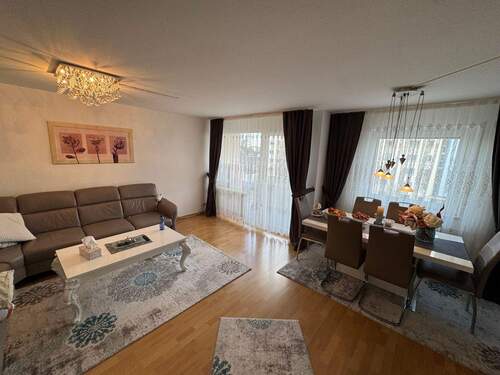 großzügiges Wohnzimmer - 3 Zimmer Etagenwohnung zum Kaufen in Fürstenfeldbruck