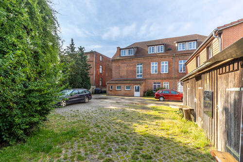 Hinter dem Haus! - 