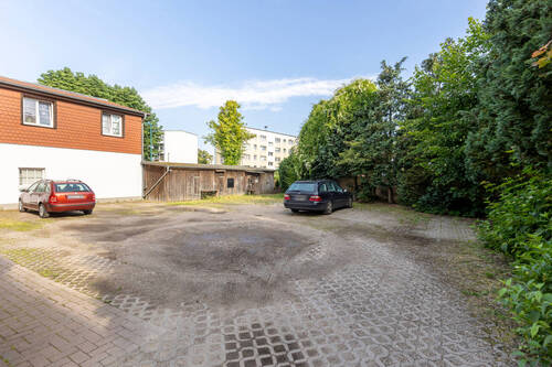 Hinter dem Haus! - 