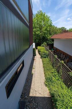 1 Hausansichten_Zugang_2.jpg - 