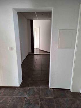 Blick Raum 4 nach Raum 7 - Bürogeschoss zu vermieten - 1.050,00&nbsp;EUR Kaltmiete, ca.&nbsp; 124,00&nbsp;m&sup2;&nbsp;Wohnfl&auml;che