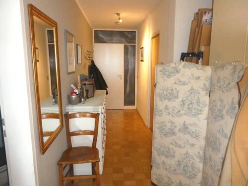 Grozügiger Flur mit Garderobe - 