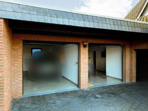 zwei Garagen offen.jpg - 