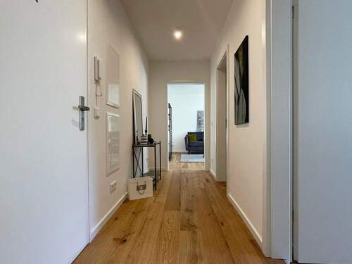 Flur mit Eingangstür - 