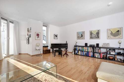 Großzügiges Wohnzimmer mit Balkonzugang
- 3 Zimmer Etagenwohnung zum Kaufen in Berlin