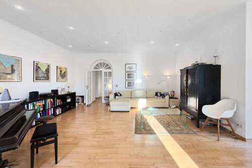 Lichtdurchflutetes Wohnzimmer - 