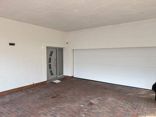 Haustür und Garagentor - Einfamilienhaus mit 240,00 m&sup2; in Weyerbusch zum Kaufen