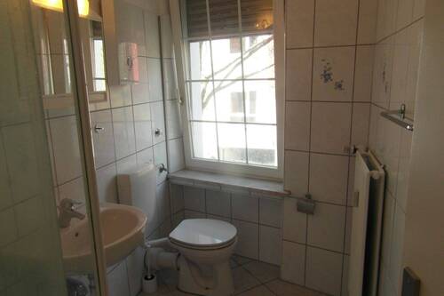 Apartment Dusche mit Toilette ud Fenster - 