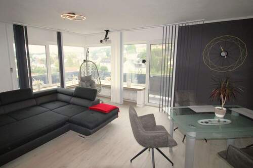 Wohnzimmer - Großzügige 4-Zimmer-Wohnung (105 m²) mit Balkon, Weitblick, Kamin & Garage