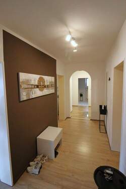 Flur - Etagenwohnung mit 105,00 m&sup2; in Aarbergen-Michelbach zur Miete