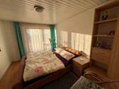 Schlafzimmer mit Zugang zum Balkon - 