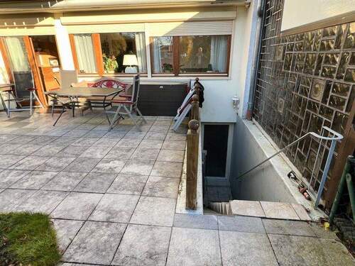 Mit Kelleraußentreppe - 