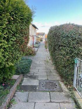 Schöner Fußweg zum Haus - 4 Zimmer Reihenhaus in Friedrichshafen