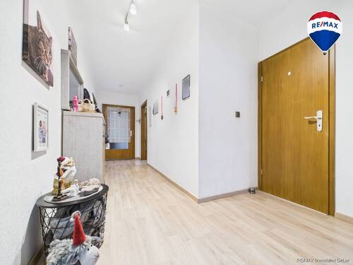 REMAX Immobilien DeLux Eigentumswohnung Diele Schwalbach Mark Borowicz - 3 Zimmer Etagenwohnung zum Kaufen in Schwalbach