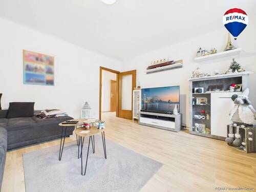REMAX Immobilien DeLux Eigentumswohnung Wohnzimmer Schwalbach Mark Borowicz - 3 Zimmer Etagenwohnung in Schwalbach