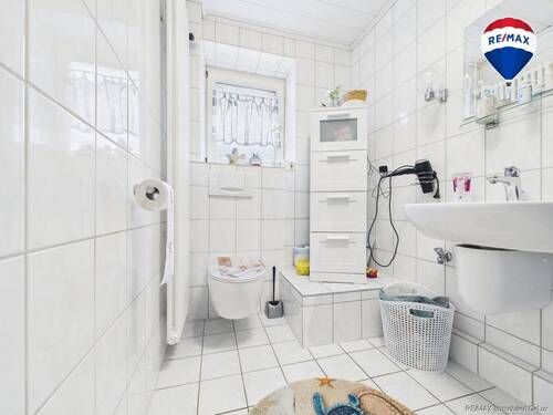 REMAX Immobilien DeLux Eigentumswohnung Badezimmer Schwalbach Mark Borowicz - 