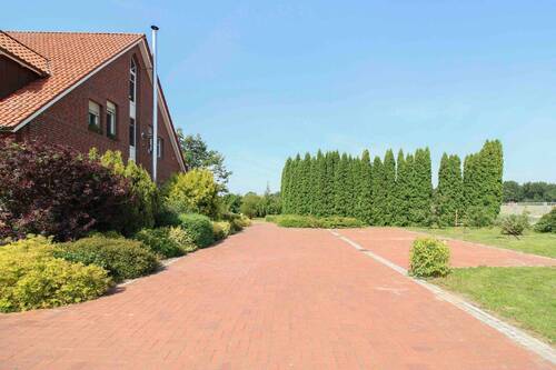 Giebelseitig + Parkflächen - 