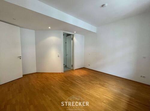 Schlafzimmer mit Zugang zum Bad - Etagenwohnung mit 92,50 m&sup2; in Karlsruhe zur Miete