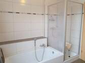 ... mit Wanne und Dusche - 
