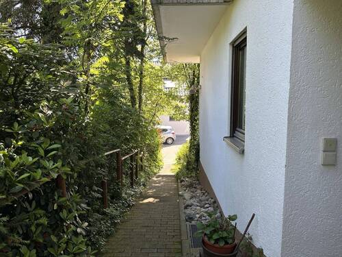 Seitenansicht Hauseingang - 5 Zimmer Einfamilienhaus zum Kaufen in Horben