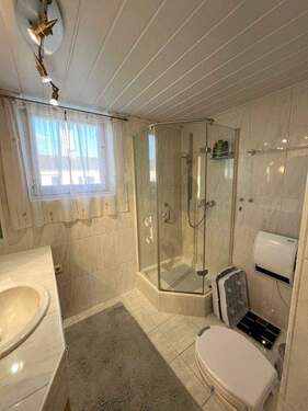 Bad mit Dusche - 