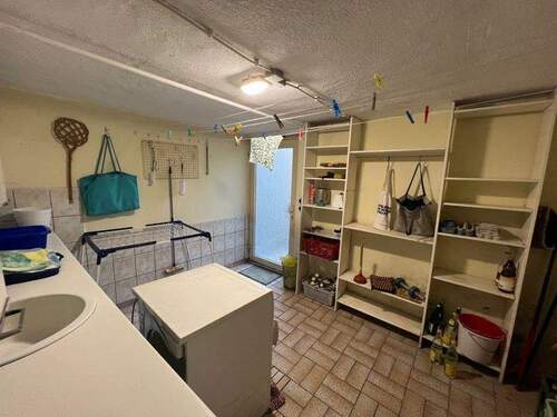 Waschküche mit Treppe zum Grundstück - 