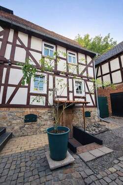 Hausansicht - Charmantes Fachwerk-Einfamilienhaus mit Innenhof, überdachter Terrasse & Garage in Lohra