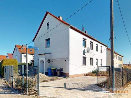 Vorder-/Seitenansicht - Moderniesierte Doppelhaushälfte in Schkopau kurz vor Halle (Saale).