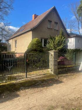 IMG_1714.jpeg - Besichtigung Donnerstag 18:30 - Schnäppchen am Bahndamm, zum Bodenpreis -Ein-zwei Familienhaus auf ca 500 qm Vordergrundstück -Garage