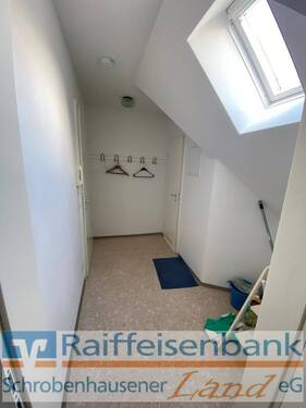 Flur mit Abstellkammer - 