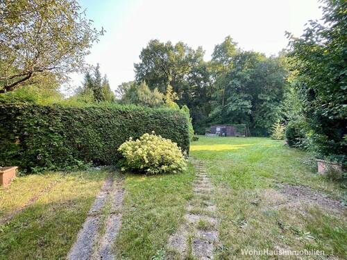Hecke zwischen Zufahrt und Grundstück - Grundstück in Berlin / Grünau