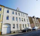 Hausansicht - Ruhige Seitenstraße -Mehrfamilienhaus mit 7 Wohnungen und 6 Garagen.