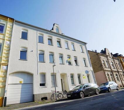 Hausansicht - Ruhige Seitenstraße -Mehrfamilienhaus mit 7 Wohnungen und 6 Garagen.