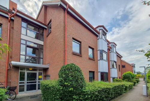 Hausansicht - Schöne 2,5-Zimmer-Wohnung mit Balkon und Einzelgarage